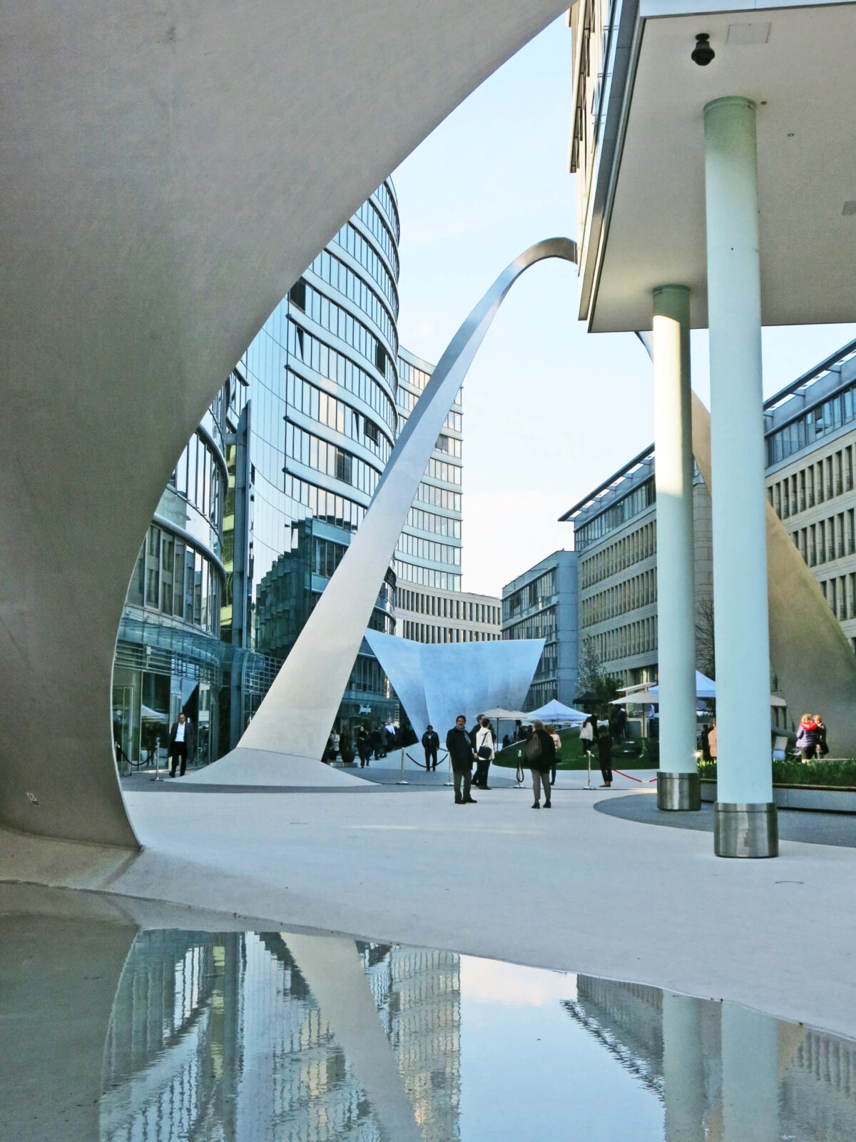 Die Welle Frankfurt, water in inner courtyard