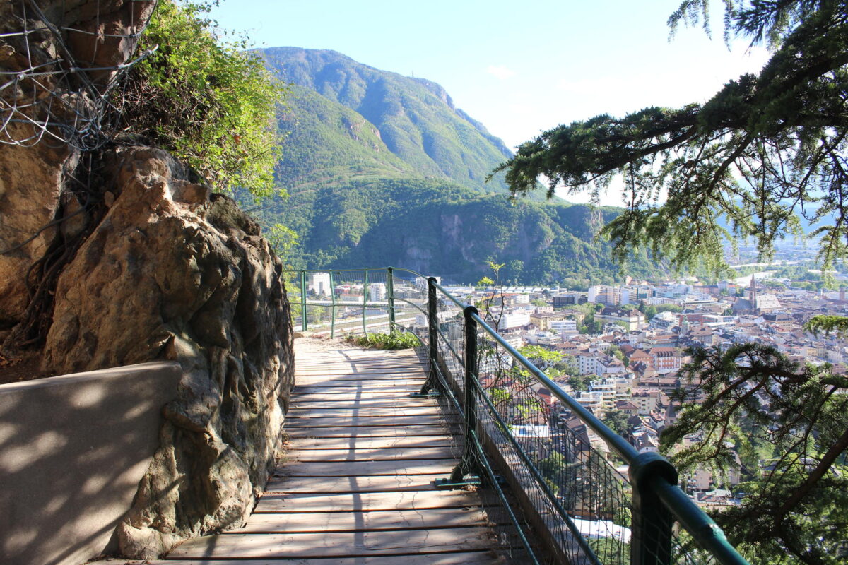 Oswaldpromenade in Bolzano, pathway with view to the city