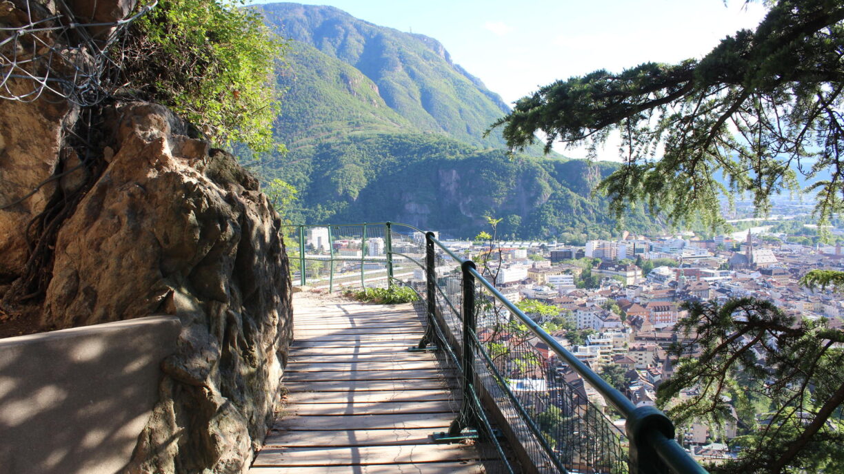 Oswaldpromenade in Bolzano, pathway with view to the city